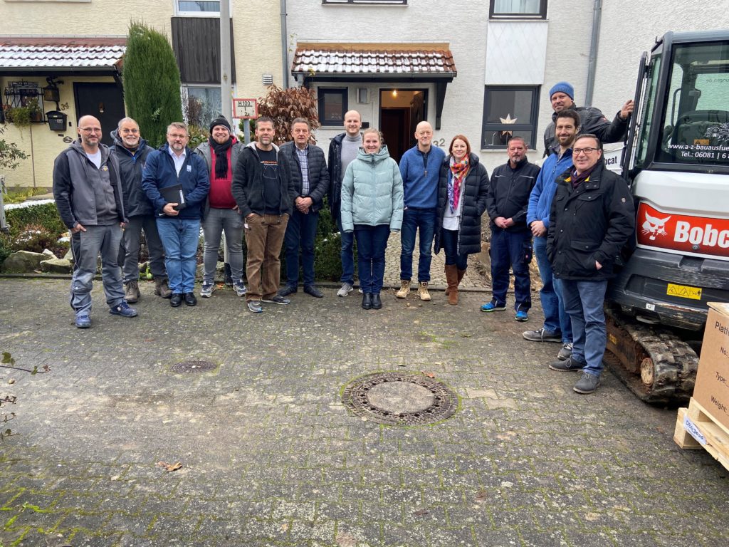 Sie alle geben sich bei der Familie Schmalle - Daniele und Falko (Fünfte und Sechster von rechts) - die Klinke in die Hand, um den barrierefreien und schwierigen Umbau des Reihenhauses möglichst schnell über die Bühne zu bekommen. FOTOs: burger/Privat bur