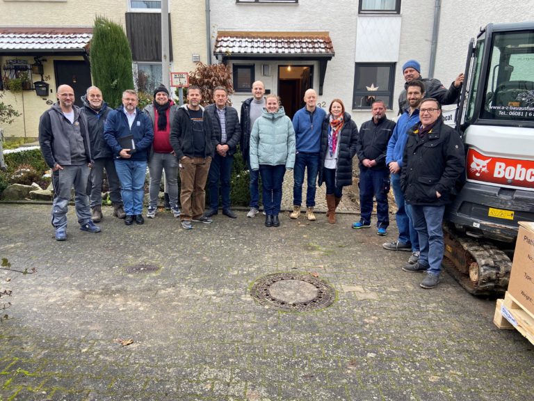 Sie alle geben sich bei der Familie Schmalle - Daniele und Falko (Fünfte und Sechster von rechts) - die Klinke in die Hand, um den barrierefreien und schwierigen Umbau des Reihenhauses möglichst schnell über die Bühne zu bekommen. FOTOs: burger/Privat bur