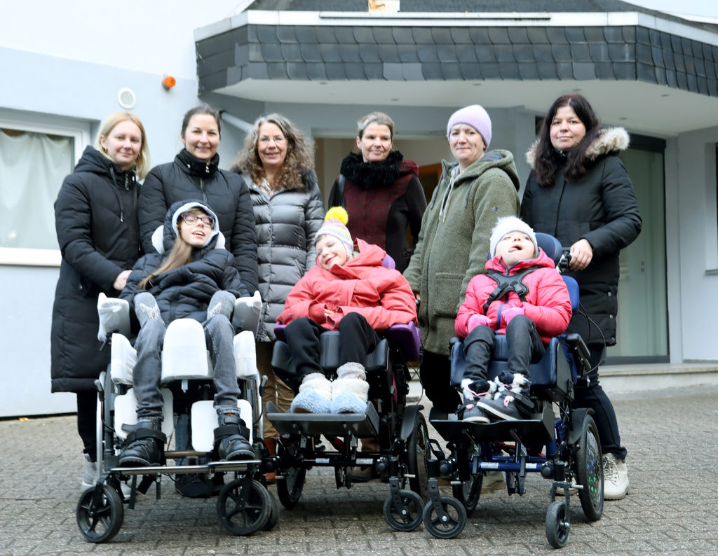 Kristin Kietz von der Leberecht-Stiftung (hinten, 3.v.r.) und Kerstin Lüttke vom Ambulanten Kinder- und Jugendhospizdienst Löwenzahn (hinten, 3.v.l.) haben sich für Diana, Anastasia und Anna (vorne v.l.) um Spezialrollstühle mit individuellen Sitzschalen gekümmert. Die fertigte Reha- und Orthopädietechnikerin Marina Smrsch (hinten, 2.v.l.) vom Zentrum für technische Orthopädie Optimus in Langen an. FOTO: michelle spillner Michelle Spillner