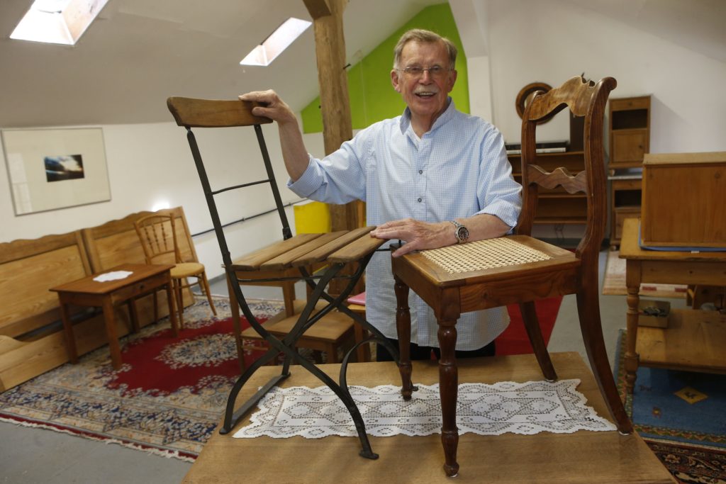 Der Unterliederbacher Manfred Schönegge (85), seit Jahrzehnten auf Antikmärkten in der Region unterwegs, hat mit seiner Trödel-Leidenschaft immer schon auch die „Leberecht“- Stiftung dieser Zeitung unterstützt. FOTO: Maik Reuß
