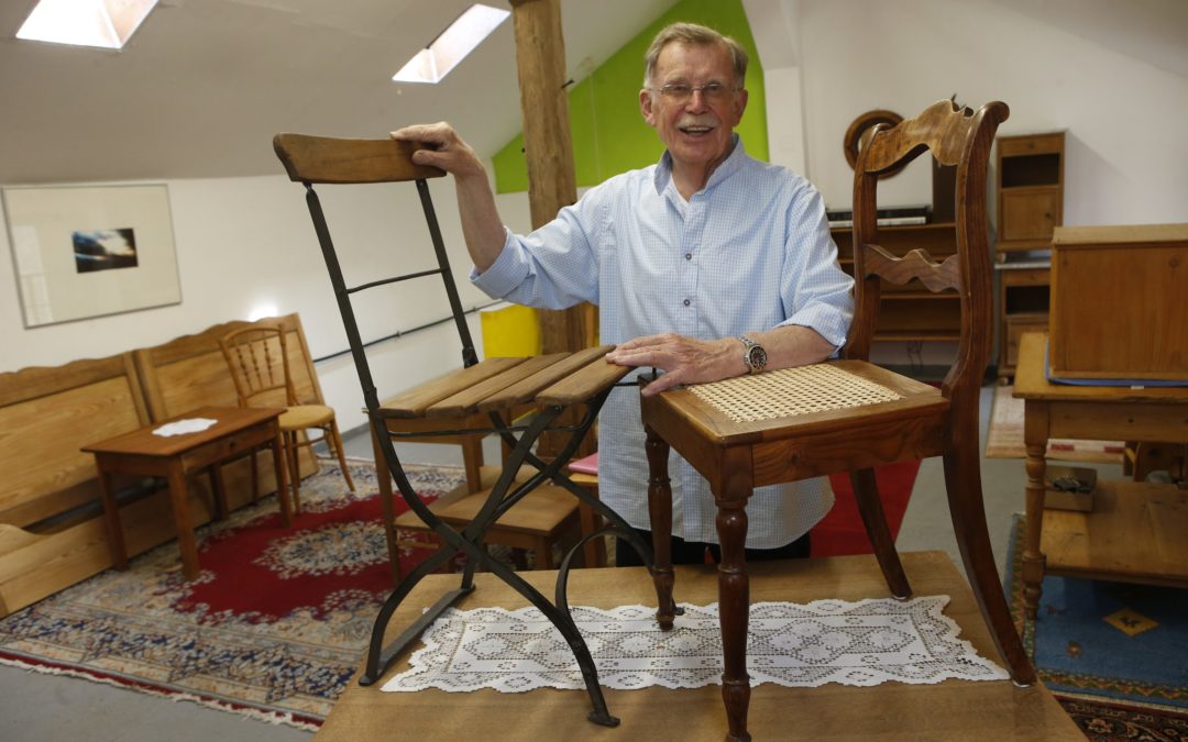 Der Unterliederbacher Manfred Schönegge (85), seit Jahrzehnten auf Antikmärkten in der Region unterwegs, hat mit seiner Trödel-Leidenschaft immer schon auch die „Leberecht“- Stiftung dieser Zeitung unterstützt. FOTO: Maik Reuß