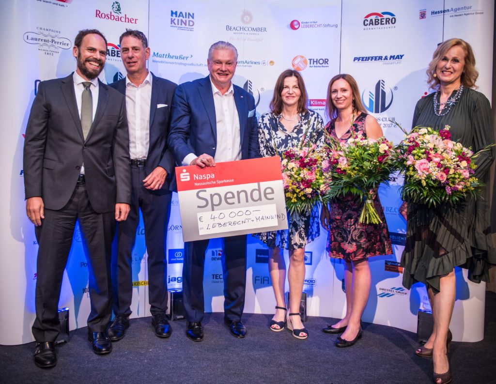 Freuen sich über die tolle Summe von 40 000 Euro, die für den guten Zweck zusammen kam (von links): Ioannis Lymperidis, Oliver Weiß und Detlef Goss vom Business Club, Sandra Schellhase-Bender von Mainkind, Bianca Haag, Geschäftsführerin der Leberechtstiftung und Moderatorin Kristin Gräfin von Faber-Castell.