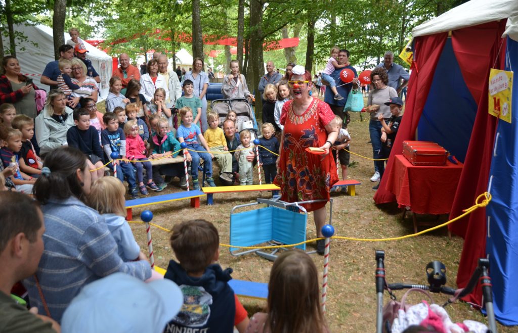 Bei Clownine Fridoline wollte es mit dem Klappstuhl einfach nicht klappen. Foto: Saltenberger