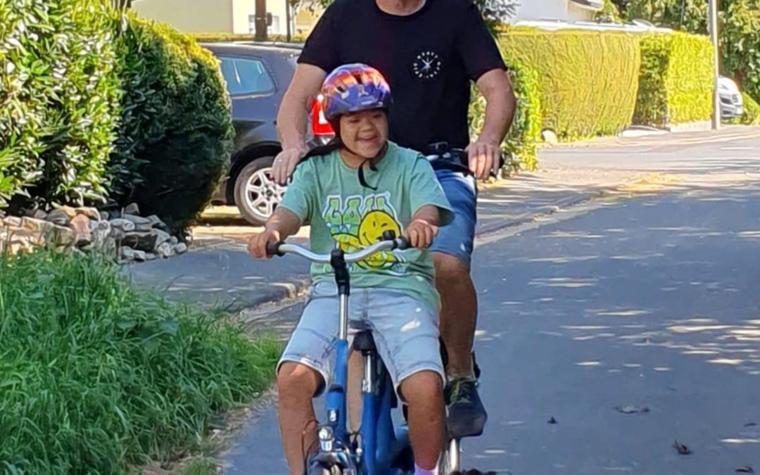 Thomas Siegemund und Tochter Alexandra sind oft mit dem neuen Fahrrad unterwegs, das nun auch lange Ausflüge ermöglicht. Mutter Heike radelt normalerweise ebenfalls hinterher. FOTO: Privat