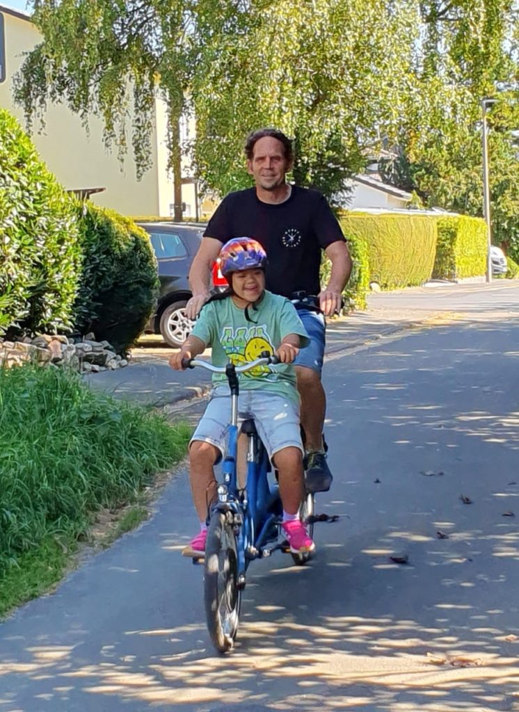 Thomas Siegemund und Tochter Alexandra sind oft mit dem neuen Fahrrad unterwegs, das nun auch lange Ausflüge ermöglicht. Mutter Heike radelt normalerweise ebenfalls hinterher. FOTO: Privat