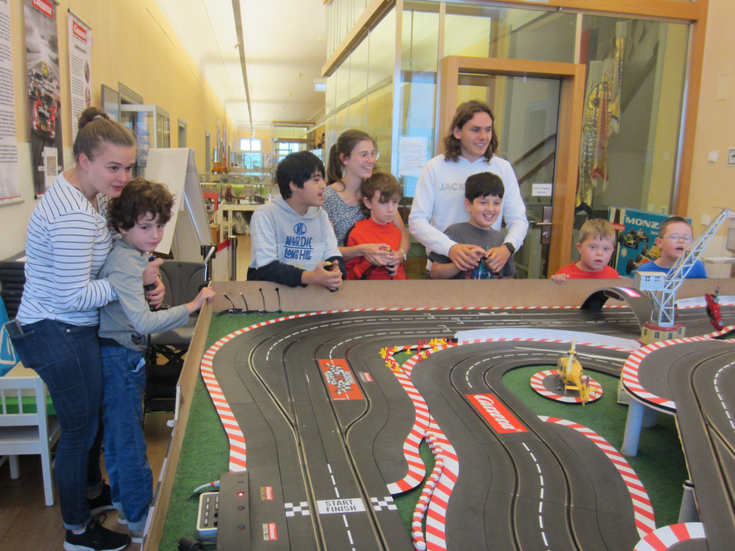 Die Carrerabahn im Spielzeugmuseum zog die Rennfahrer unter den Kindern an. Foto: Lebenshilfe
