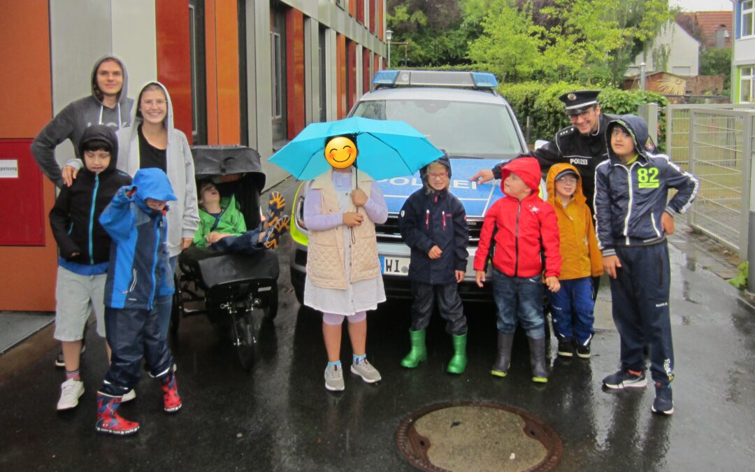 In den Sommerferien besuchten einige Kinder mit der Lebenshilfe Hochtaunus die Polizei.