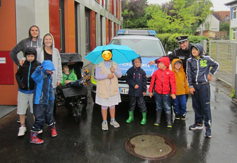 In den Sommerferien besuchten einige Kinder mit der Lebenshilfe Hochtaunus die Polizei.