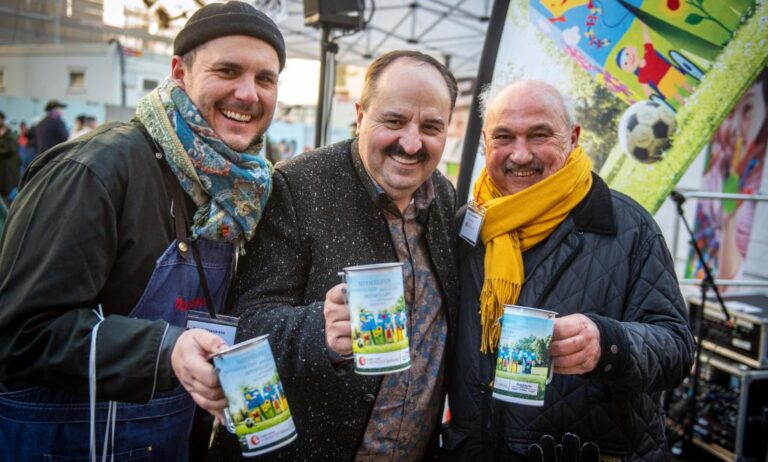 Starkoch Johann Lafer (Mitte) und die Festwirte Patrick (l.) und Eddy Hausmann sammelten für LEBERECHT. Foto: Sauda