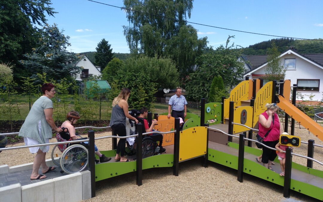 Dieses Beispiel in Burbach zeigt, wie solch ein behindertengerechtes Spielgerät aussehen könnte. Foto: Proludic