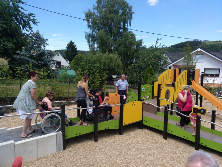 Dieses Beispiel in Burbach zeigt, wie solch ein behindertengerechtes Spielgerät aussehen könnte. Foto: Proludic