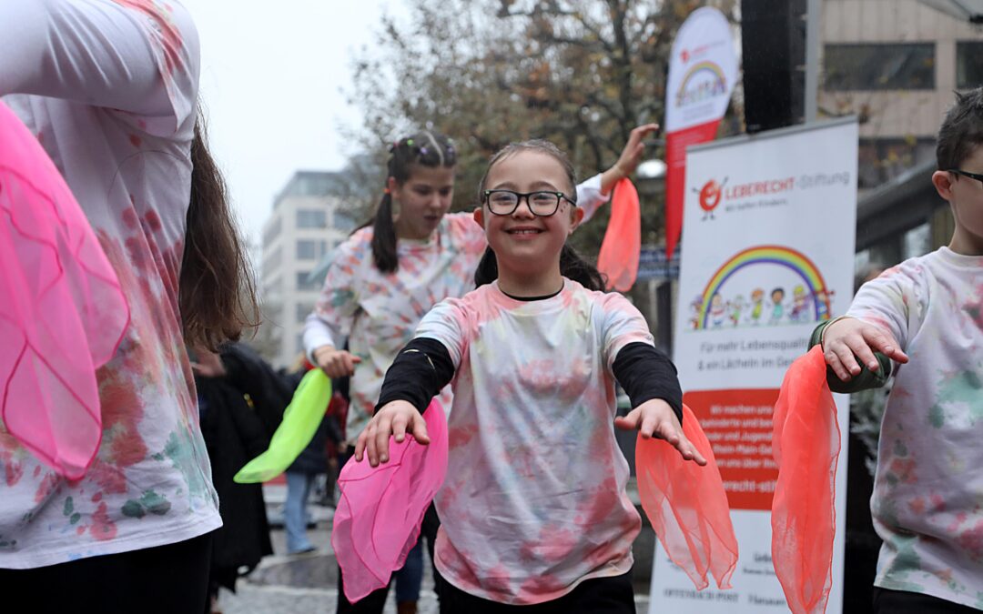 Zogen Passanten und Spendensammler in ihren Bann: Die integrative Tanzgruppe „Tanzhelden“ der Karnevals-Gesellschaft 1900 Hofheim hatte großen Spaß auf der Freßgass‘.
