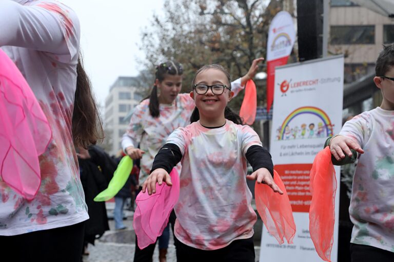 Zogen Passanten und Spendensammler in ihren Bann: Die integrative Tanzgruppe „Tanzhelden“ der Karnevals-Gesellschaft 1900 Hofheim hatte großen Spaß auf der Freßgass‘.