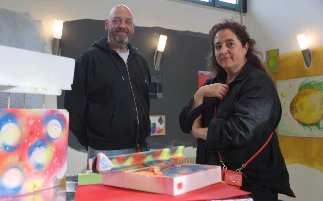 Thomas Reiter, Leiter des Jugendhauses, und Pilar Berk-Resasco unterstützten die Kinder.