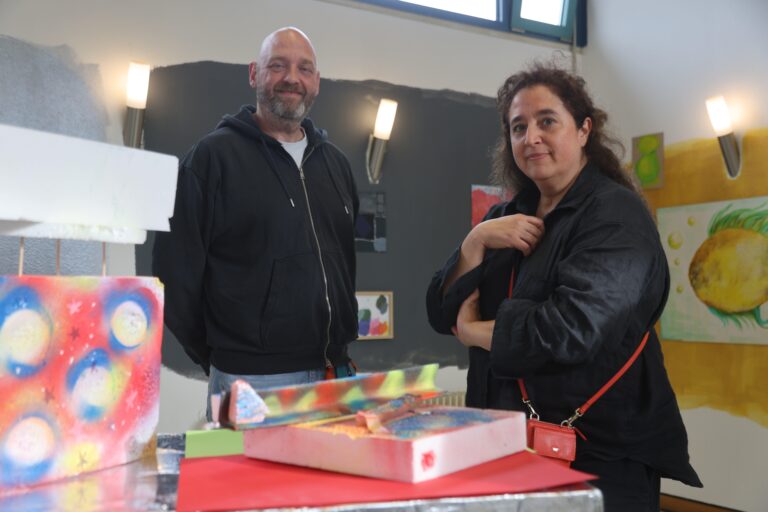 Thomas Reiter, Leiter des Jugendhauses, und Pilar Berk-Resasco unterstützten die Kinder.