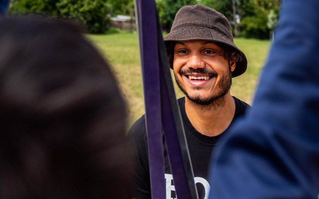 Das Frankfurter „Hood Training“-Projekt ist ein bundesweit bekanntes, soziales Jugend- und Sportprojekt, das in benachteiligten Stadtteilen aktiv ist. Dion Jamison bringt die Kinder und Jugendlichen in Ginnheim in Schwung.