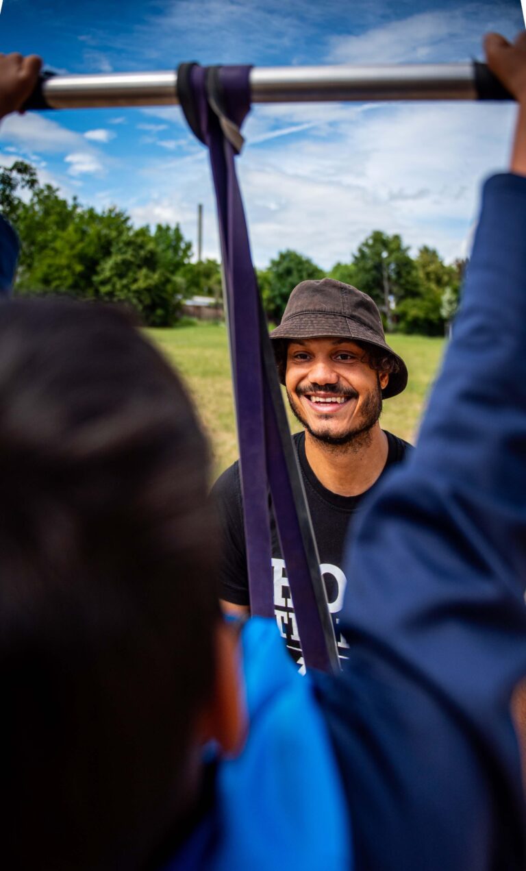 Das Frankfurter „Hood Training“-Projekt ist ein bundesweit bekanntes, soziales Jugend- und Sportprojekt, das in benachteiligten Stadtteilen aktiv ist. Dion Jamison bringt die Kinder und Jugendlichen in Ginnheim in Schwung.
